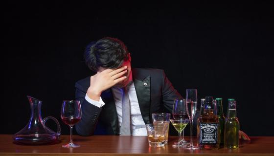 梦见别人醉酒是什么意思 梦见别人醉酒是什么预兆