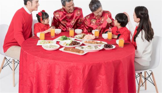 梦见过年亲戚聚在一起吃饭