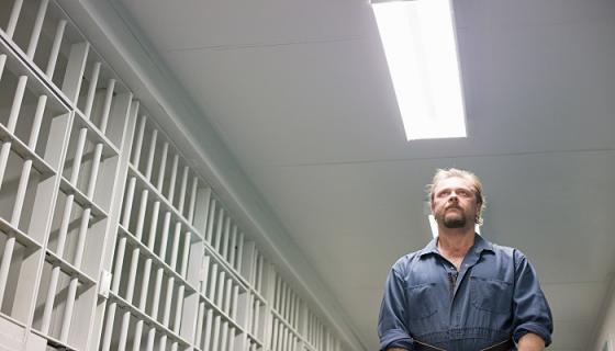 梦见监狱的人出来了是咋回事