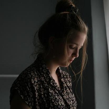 女人梦见天黑是什么意思