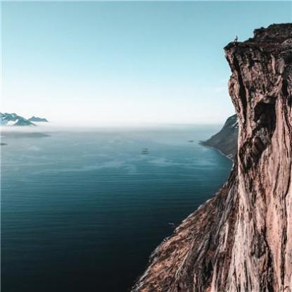 属兔的适合挂山水画吗,属兔的适合挂山水画吗吉利吗